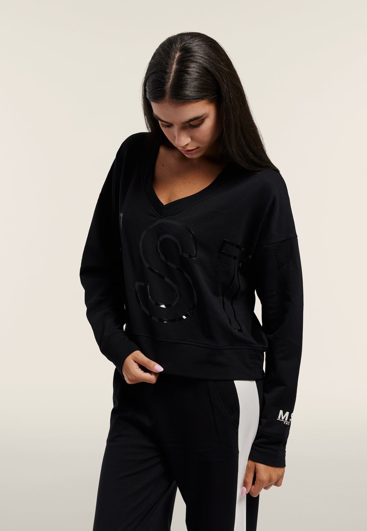 Cropped V-neck sweatshirt with maxi print - Black
